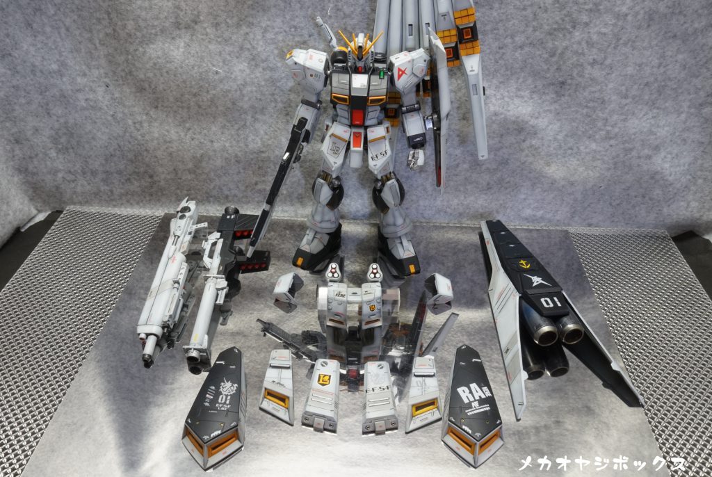 分解すると、こんなにボリュームのあるキットだと、改めて感心します。
RGで盛り上がってるνだけど、HGUCの改造を敢えて推したいですね。
