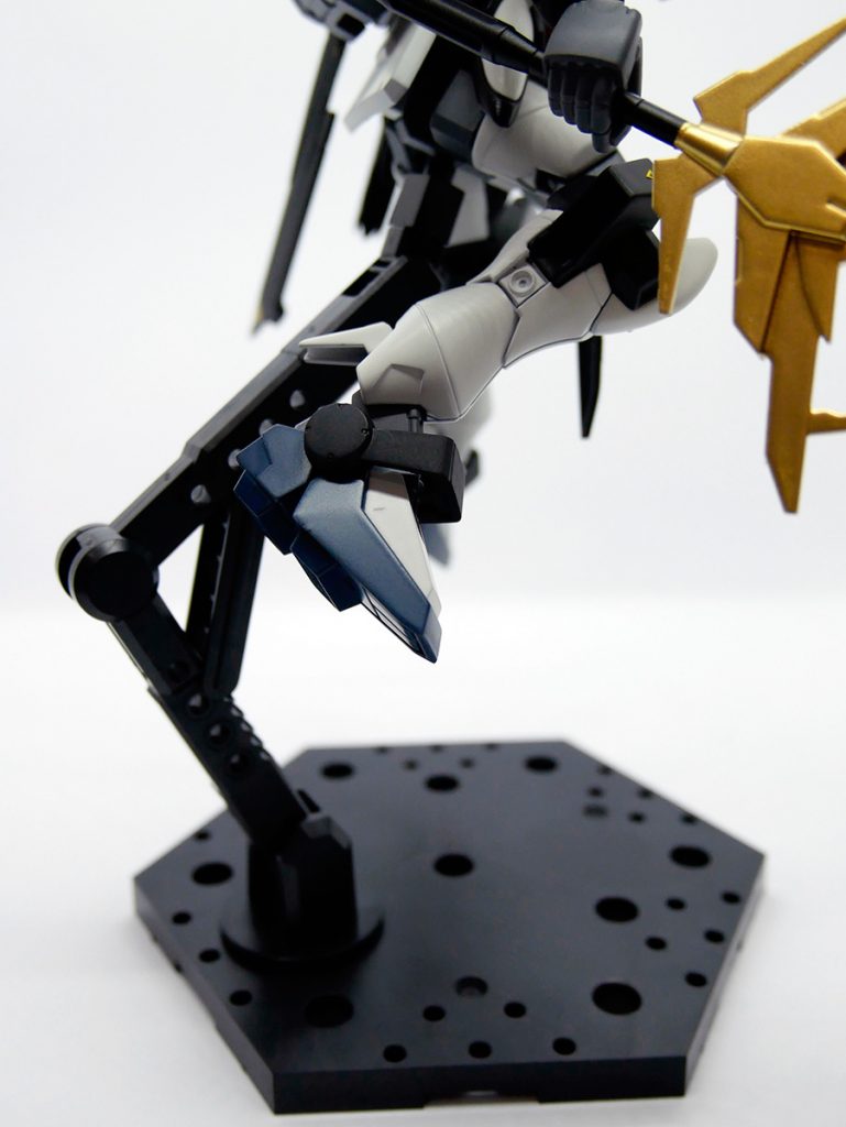 足の裏にはブースターを追加してゲタっぽく。普通に立たせるとほぼ見えないのですが……