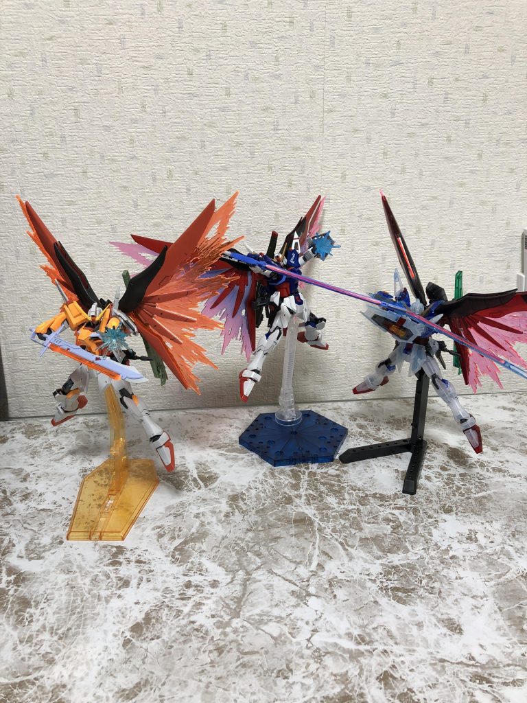 使用した塗料は
白1:下地ホワイトサフ+キャラクターホワイト
白2:下地グレーサフ+キャラクターホワイト
黒:ゼミグロスブラック
青:パールブルー
赤:ブライトマイカレッド
黄色:ゴールド+クリアイエロー
グレー:ガンメタル
水色:MSライトブルー
緑:濃緑色
エフェクト系白:パールホワイト
エフェクト系青:クリアブルー
墨入れ:ブラック
デカール:MG.RGデスティニー