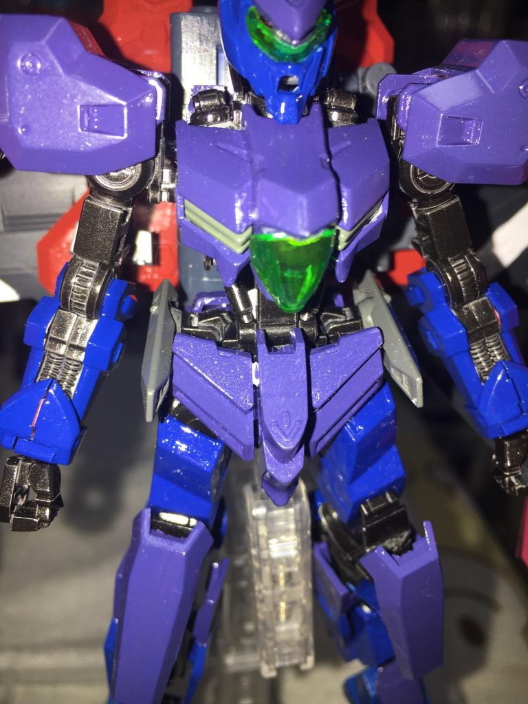 腰部分には相手を威嚇、及びスタンさせる用にパルスショッカーを装備している