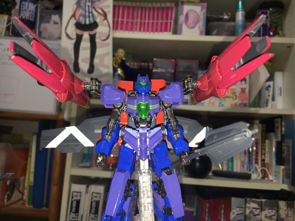 アクケルテと合体した姿。背部のブースター部分により機動性を損なうことなく高火力を両立している。写真は射撃体勢のもの