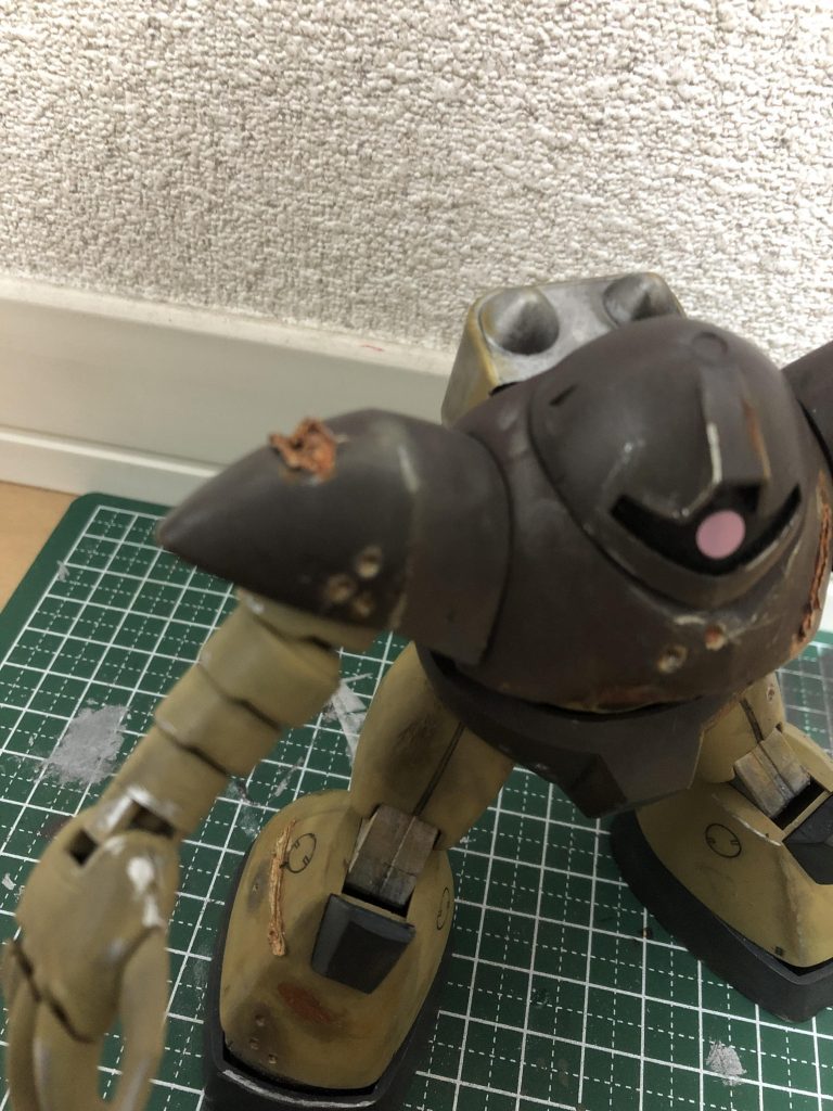 ビーム兵器がかすった跡と実弾兵器をくらった跡です