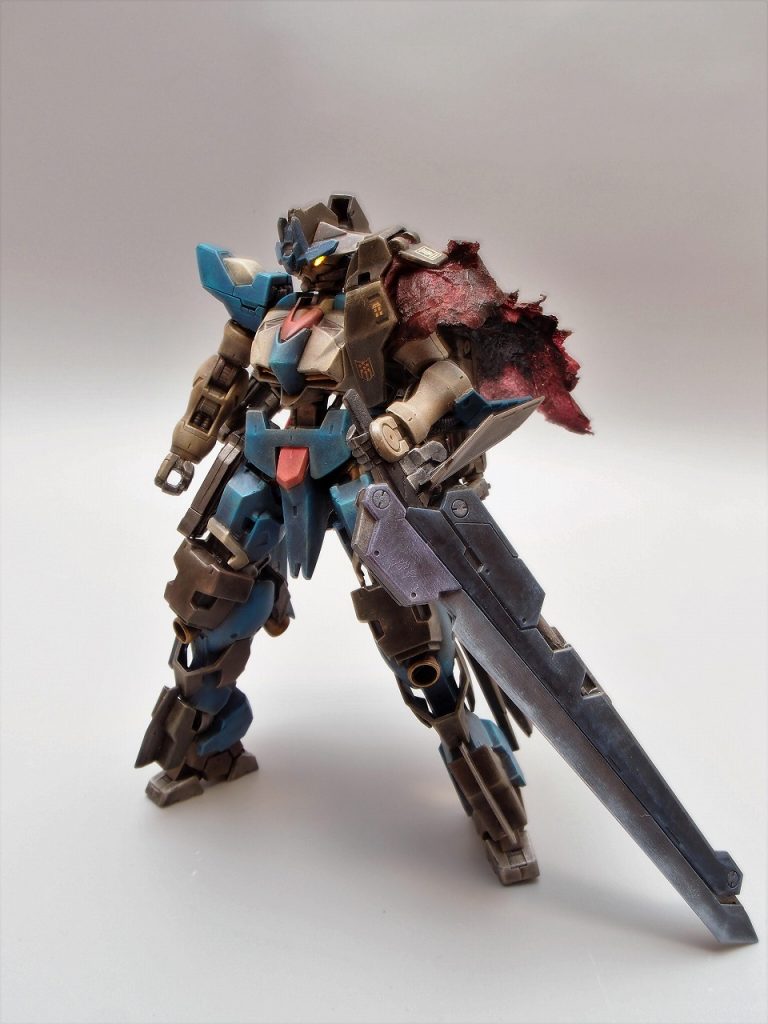 マクギリス事件の数世紀後、火星圏を行き交う流れ者=渡り鳥の一人「ジャック・G」が駆るガンダムフレーム改造機。外装にダンタリオン、ヴィダールのものが使われているが、この時代すでに固有波形等のデータは失われており、フレーム型番は不明。脚先部が延長改造されている。