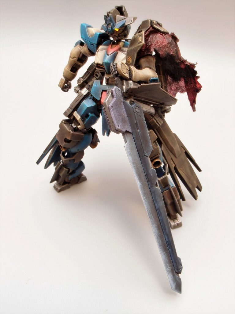 バスターソードを左腕に接続したまま逆手で使う等、我流の戦闘スタイルではあるが渡り鳥としての力量は十ニ分。さらに当機には阿頼耶識をもたない(施術ノウハウは失われて久しい)パイロットがGフレームの力を引き出すための《切り札》が存在する。