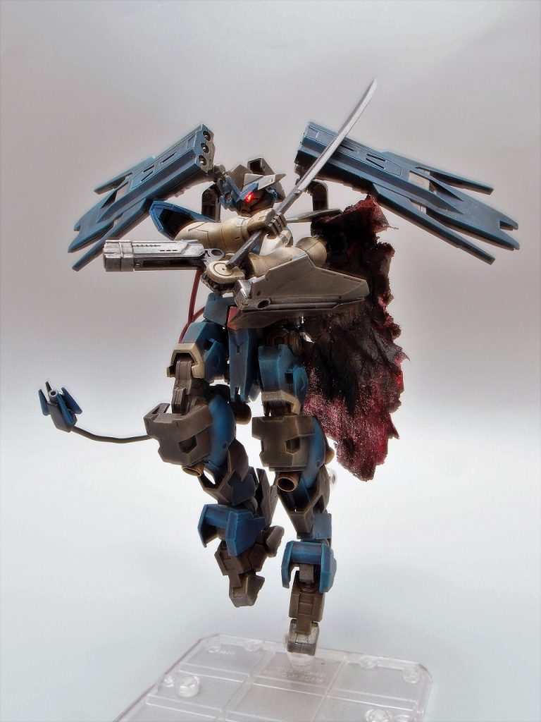 リミッターを解除したことで殺人的にピーキーになる機体コントロールをAIが受け持ち、パイロットへの薬物投与でG負荷と痛覚を緩和(欺瞞)。MAに単騎で対抗しうる戦闘機動を実現する。阿頼耶識の禁忌化に伴って開発されたシステム名《Harmful painkiller》をAIは当初名乗ったが、強すぎる毒ネーミングを嫌ったジャックが先の通称を後付けした。