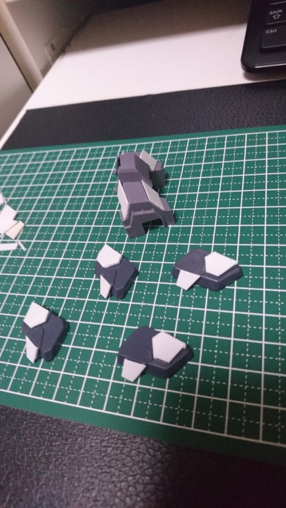0.5mm厚のプラ板でサイコフレーム隠蔽部を作成。