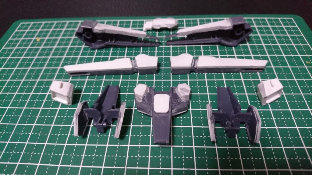 パテでプラ板の継ぎ目を埋める。