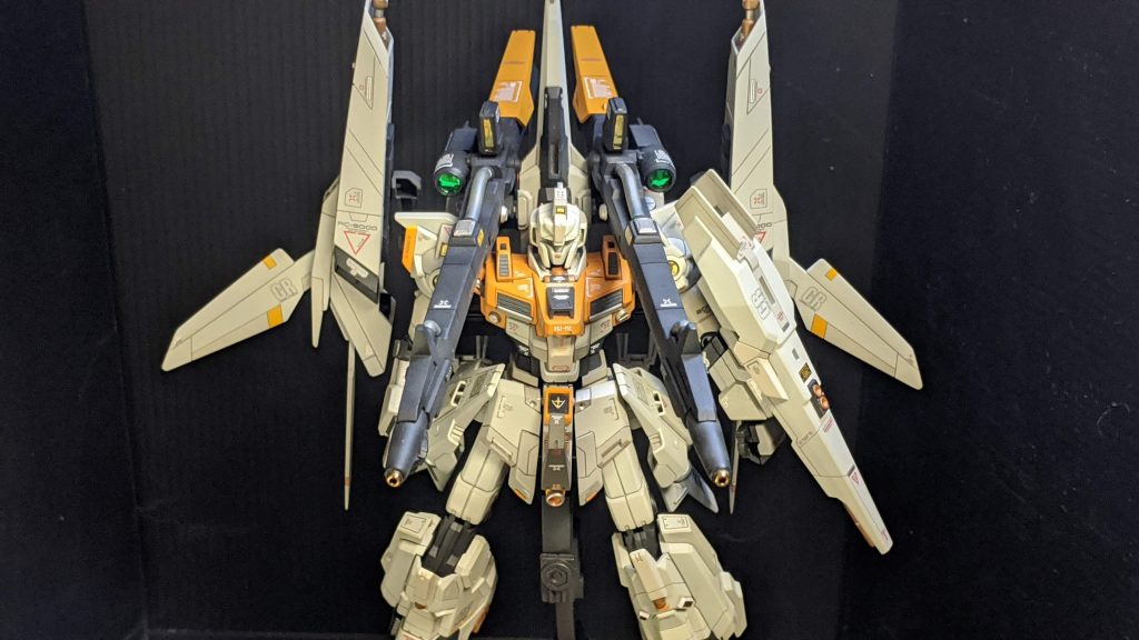 頭部や肩には百均のラピーテープを貼ってます。
ビームランチャーのスコープなどにもラピーテープ、先端には手芸屋さんのメッキビーズをくっつけてます。