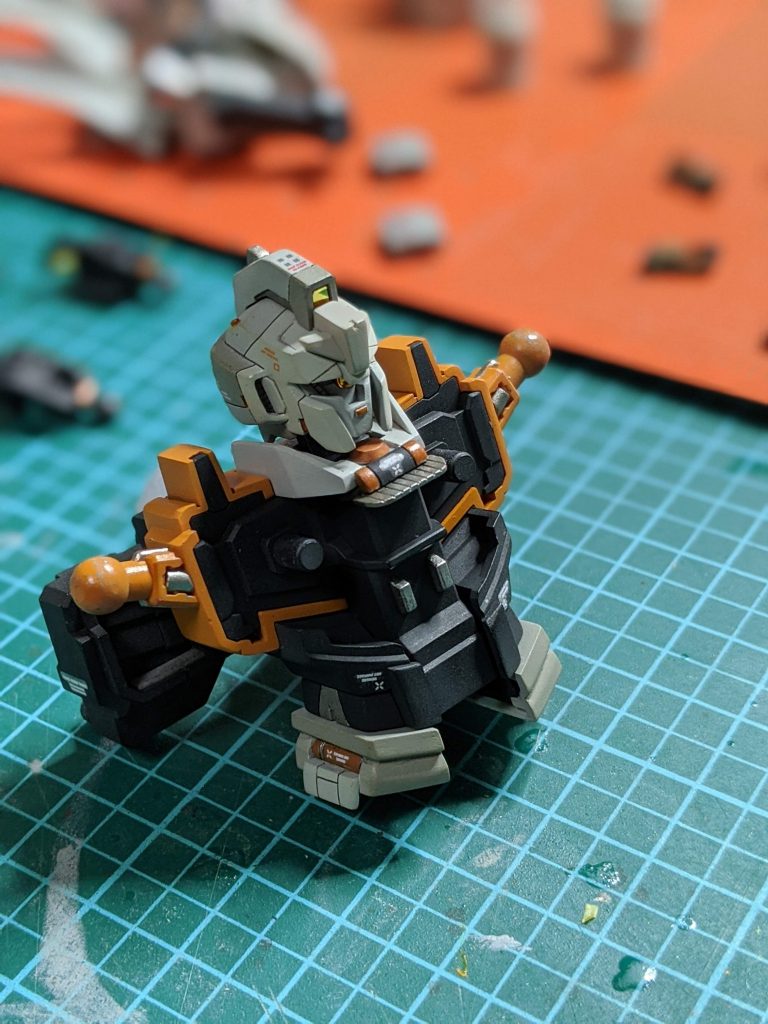 頭部は1つ目仕様にして、クリアイエローのバイザーは外してます。顔側面のバルカンは取り去って開口しました。中にはスリットをプラ版にて設けました。