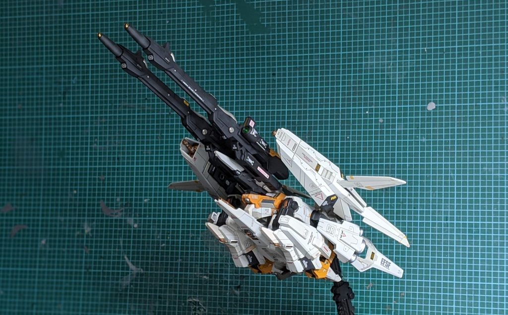 飛行形態。大きすぎます。迫力満点です。
差し替え式なのでフニャフニャ感が無くてカッチリして良いキットだと思います。