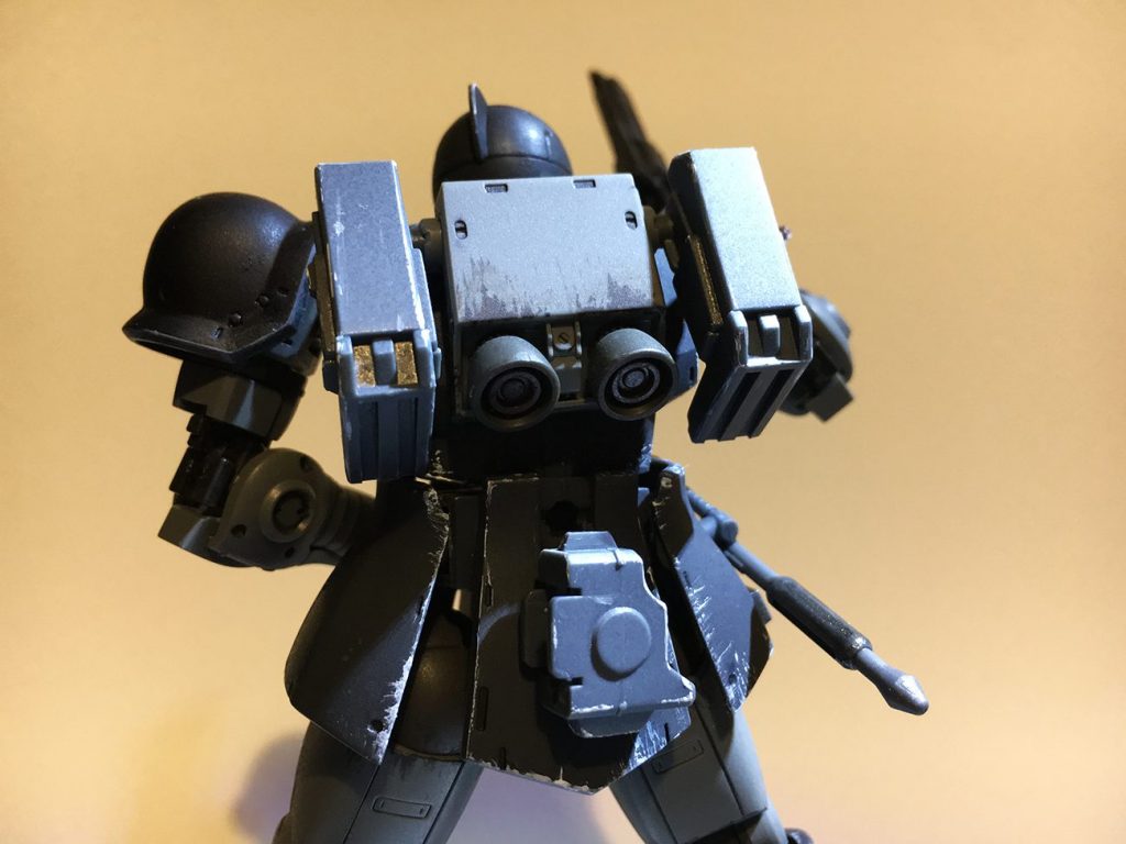 【設定】
『キシリア部隊の特殊戦闘員専用機。
背部ユニットからミノフスキー粒子を散布しステルス行動を行う。
コロニー外部からの射撃で要人の家を破壊したり、艦隊の背面に回りこみ指揮艦のみを破壊する等の暗殺任務を想定し、装弾数6発の使い捨てビームリボルバーを装備している。
本機の頭部にキシリア隊特有の装飾が無いのは、パイロットがそのような遊びを嫌う偏屈だった為と言われている。』
特別な技術などは無いんですが、勝手な妄想をしながら好きに作りました。きっと中二病。
次はもっと金属に見えるように作りたいです。
合わせ目処理なども覚えたいですね。