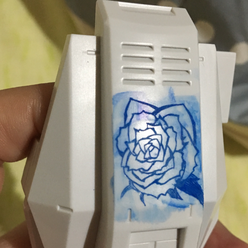 アルコールを染み込ませた綿棒で拭き取ります。ここ一番楽しい作業です。彫ってた模様がありありと見えてくるので。