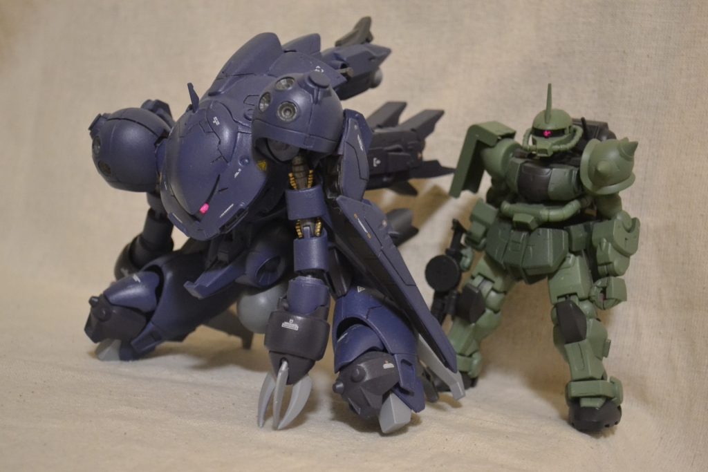 上に載ってるザクはスケール感の都合上、グリモアベースのミニザクです。