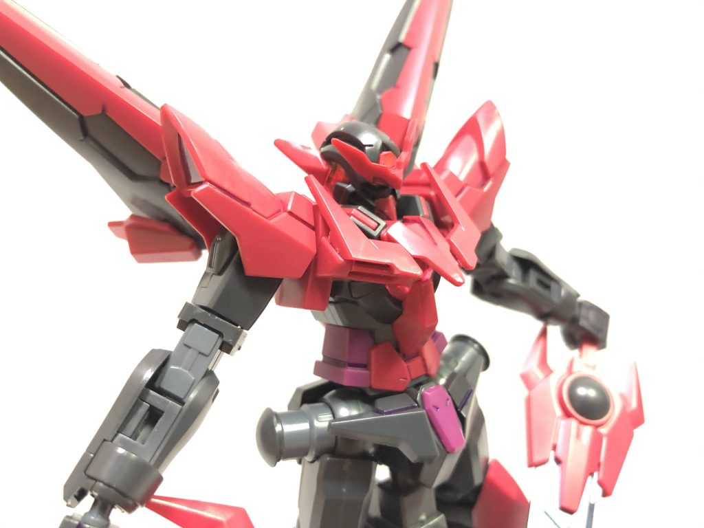 という厨二病全壊の設定です。
顔はダークマターのマスクを使い、アゴを延長してバルバトス風に。ブレイクデカールをイメージして、全身を紫でスミ入れしました。