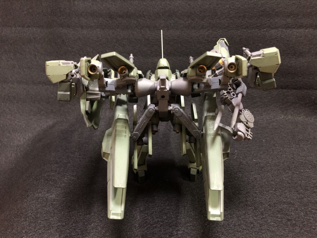 背面。
十基のスラスターにより、強引に加速します。単純計算でグレイズの五倍です。ガス欠が心配です。