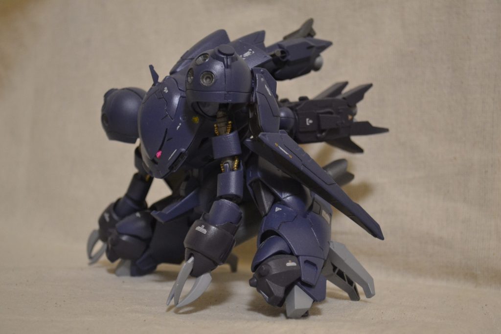 頭部は目頭のラインで水平方向にカットして前方に5mmほど移動させて顔つきを悪い感じにしています。
脚:メッサーラ
肩:Rギャギャ
腕:ズゴック
おしりのスラスター:バイアランカスタム
MSが乗るところ:マシンライダー
過去作の余剰パーツにマシンライダーを追加したのであまりお金はかかっていません。ジャンクパーツ整理で生まれた機体です。