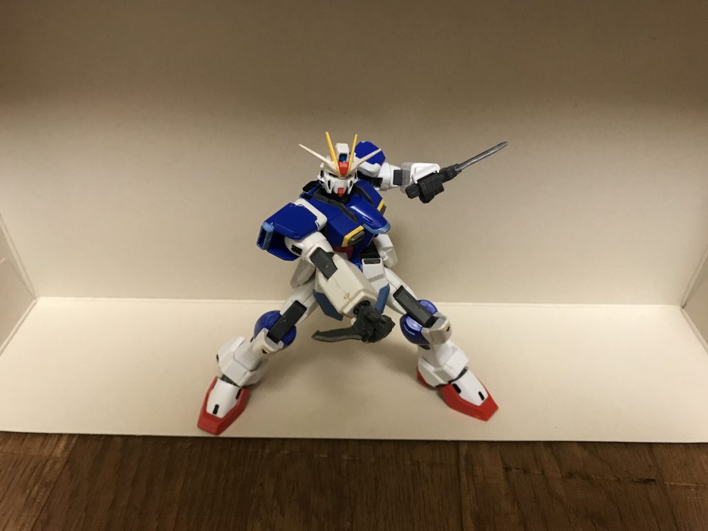 武装機関砲胸部の2門内蔵されており、主に近接戦闘で使用される他、ミサイル迎撃や防御、対人・対ソフトスキンに使用される。通常装甲のMSにも有効なダメージが与えられるだけの威力を有している。実弾の為、永久機関をエネルギー源とする本機にとって、唯一補充が必要な武装である。対装甲ナイフ両腰部に2本収納されている折りたたみ式のMSサイズのナイフ。バッテリーが内蔵されており、実体剣と振動波を併用する事で、敵MSを切断する。アンリミテッドエンジンからエネルギー供給を受ける事も可能だが、バッテリーだけでも長時間稼動できるようにエネルギー効率も調整されている為、機体の電力を消費せずに使用できる利点は残されており、インパルスの最後の武器となっている。PS装甲ならば貫通可能な切れ味を誇る。インパルスシールド本機専用のシールドであり、ザフト軍のインパルスの機動防盾と同様の伸縮機能を有しており、形態に合わせて大きさを変化させる事ができる。最大の特徴としてビームシールド発生装置を内蔵しており、ビームシールドを展開する事で、防御範囲を大幅に拡大できる。勿論、ビームシールド発生装置に頼らずとも、シールド自体の防御力も非常に高く、陽電子砲をも防ぎ切るほど。総合的に、機動防盾とは桁違いの防御性能を誇る分、ビームシールドを発生させるには大量のエネルギーを消費する為、乱用が難しい。高エネルギービームライフル軽量で取り回しに優れているのは勿論、威力・連射性・エネルギー消費効率の全ての面でザフト軍のインパルスよりも高い性能を誇る。非使用時は腰にマウントする。必殺技これらの武装と必殺技は、本機の後述する素体形態やシルエット装着の有無に関係なく使用可能。インパルスキック右脚に高エネルギーを収束させたキック。跳び蹴りや、相手が背後から飛び掛るタイミングに合わせて振り向きざまにカウンターで上段回し蹴りを放つパターンなどがある。