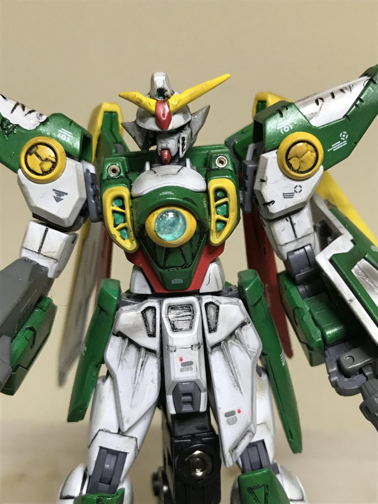 ウイングガンダムの正面のアピール
ショットです。
頭部のバルカン砲は 排除して
胸部のバルカン砲には メタルパーツを
取付けました。
また 頭部の右側を 破壊しました。