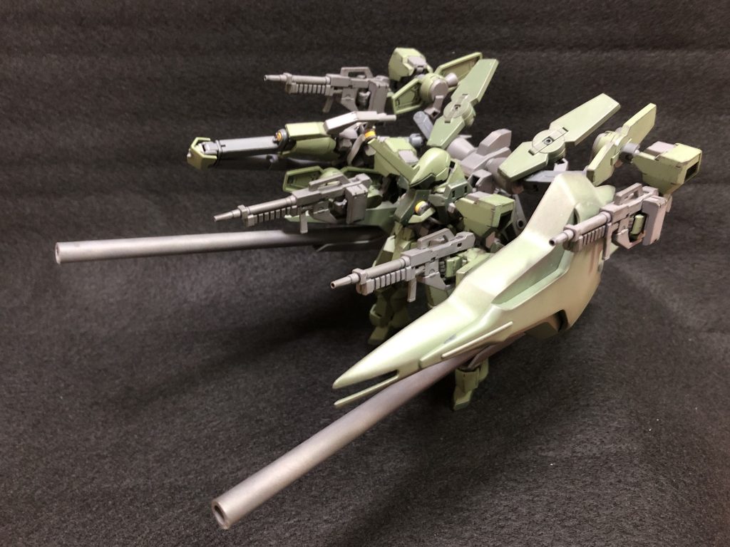 大型シールドはサザビーの物を使用。これでHGサイズとは。
機体左右下部の長砲身がバスターアンカーです。反動は推力で無理やり耐えます。