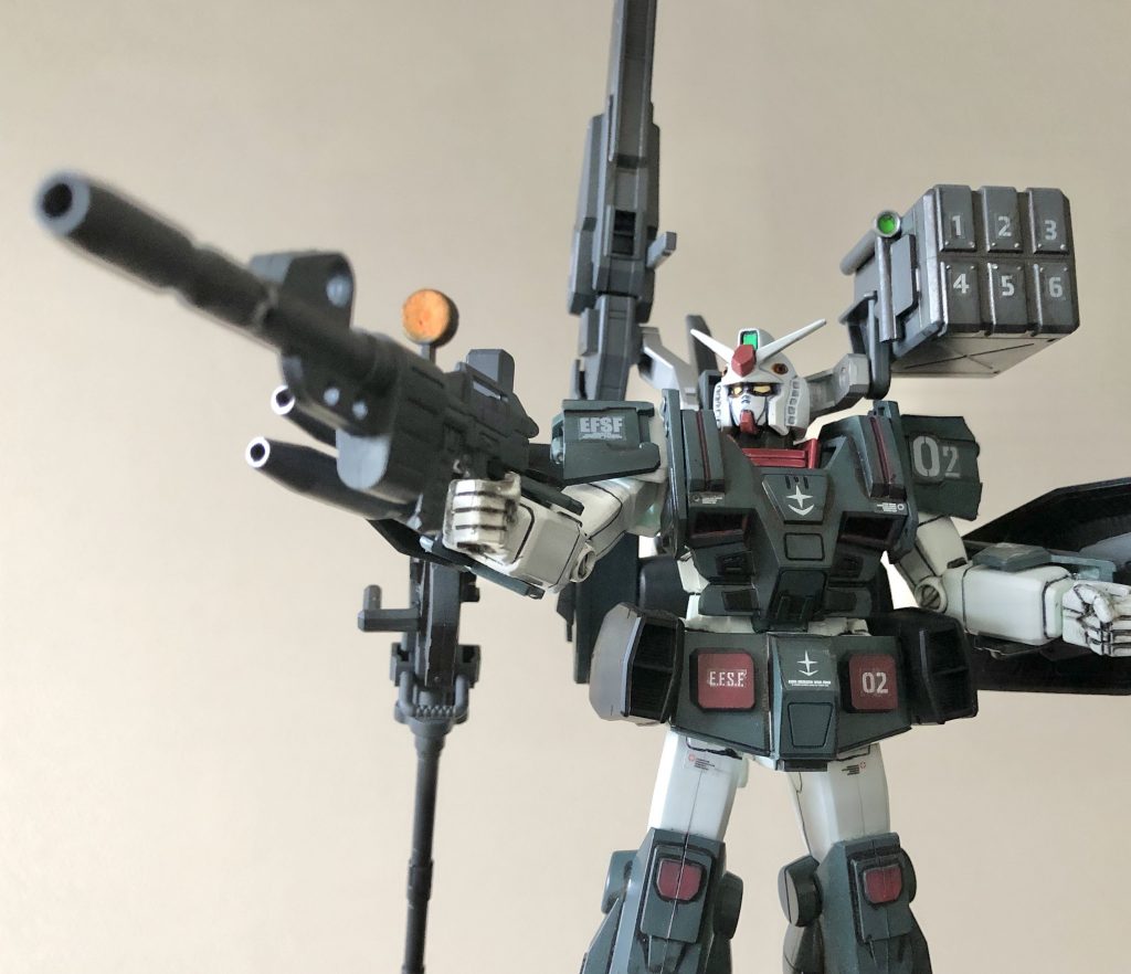 武器の大型ビームライフルはフルアーマーガンダムのキャノン砲とガンダムのビームライフルを組み合わせています
