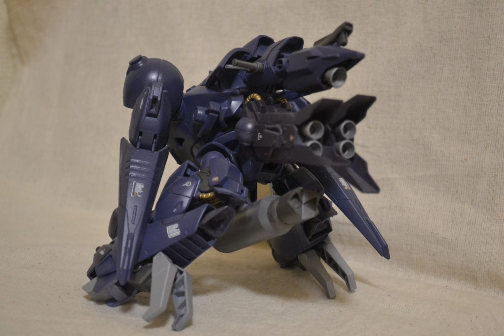 後ろから
股間にぶらさげてるのは大型魚雷のつもり