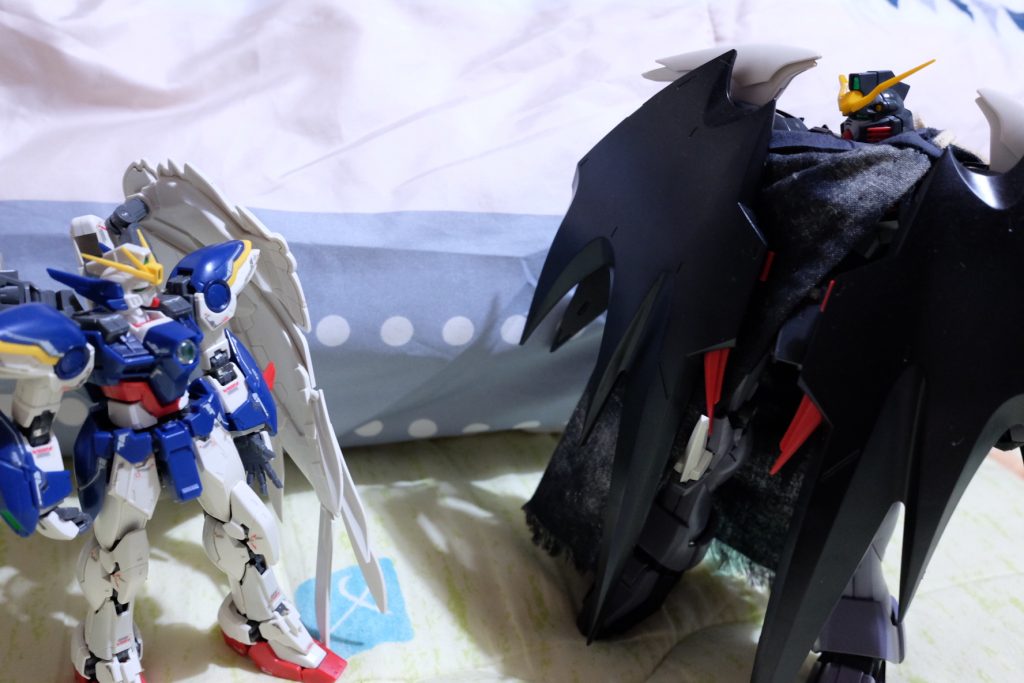 白：ちょっと付いて来い、いい場所を知ってるんだ
ヘル：えー…付いていかないとダメ…？
白：ダメ

ヘル：お前、一度言い出すと聞かないよな…頑固だから…