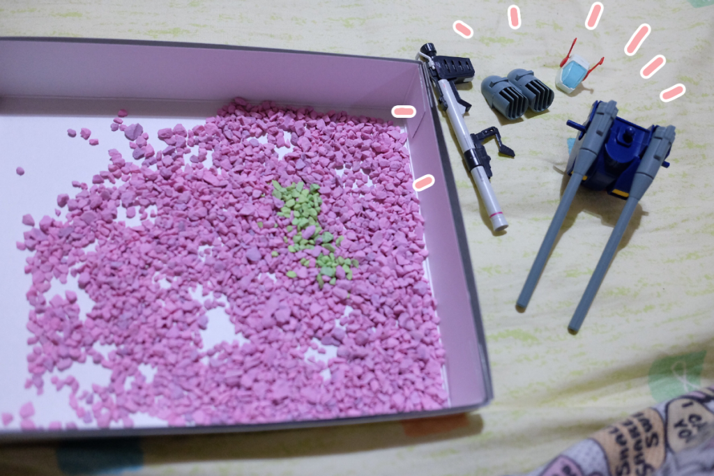 こんな感じでペレットの中をゴソゴソしてください。パーツが出てきます。