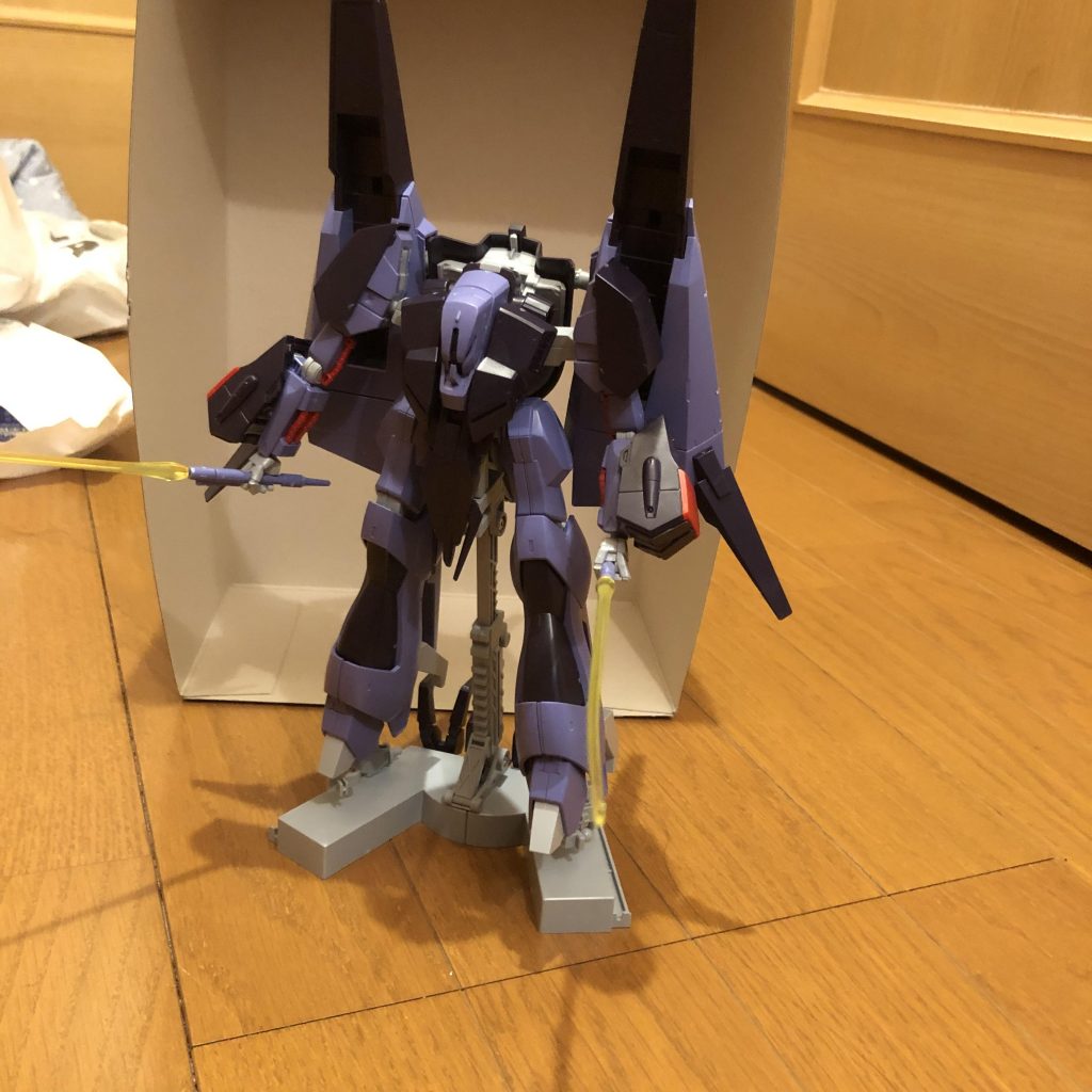 ビームサーベル。MGクラスの長いのがつきます。
ピンで保持するので、回ることはありません。