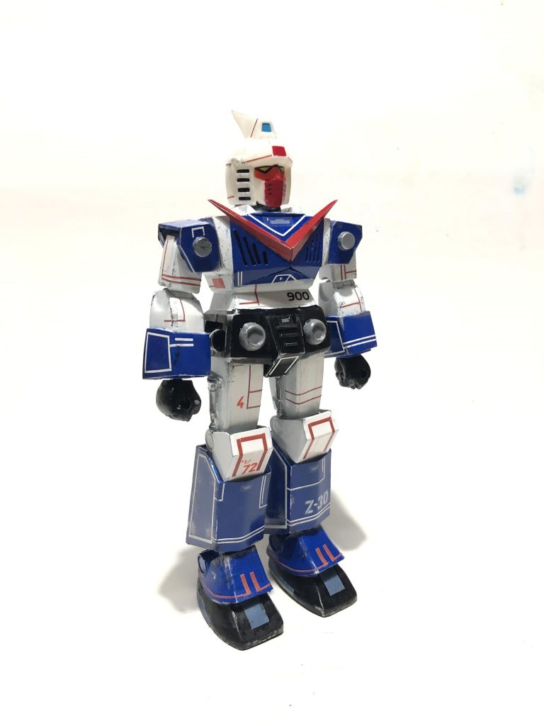 ななめ
当時のキットにはセル画キットも付いていました。
「コレを彩色して君もアニメーターになろう!」
完全に狂気である。
そもそも超銀河伝説バイソンはアニメ化しなかったのだし…
そして
植民星「惑星Z」で作られた作業用ロボットを改造したバトルスーツバイソン。
作業用ロボットか!
Z製を表すZがシールドに光る!!