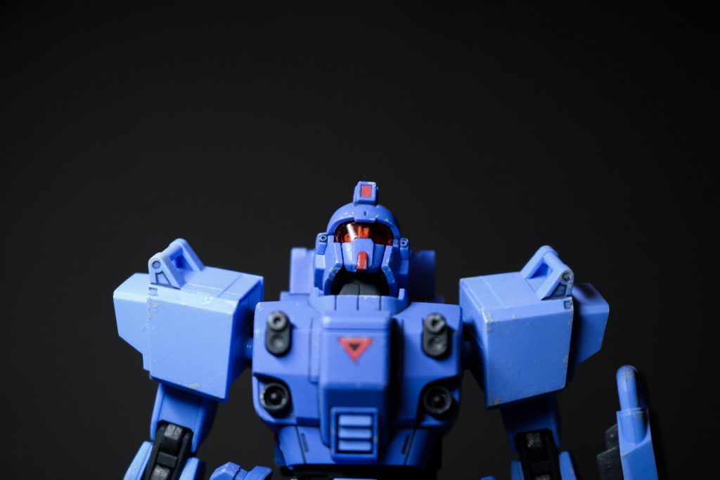 目のセンサーは奥をシルバーに塗ってちょっとしたギラつきをプラス。
頭部の底などパーツ裏は濃いグレーで塗り潰してメリハリが出るように。
スミ入れはブラックです。