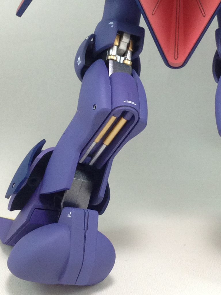 マスキングでメタリックの部分を塗装