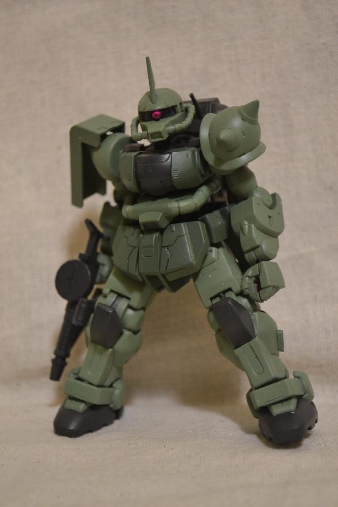 ミニザク
最初はザクマリナー載せようと思ったのですが、通常サイズだとどうにもでかすぎるのでグリモアベースでこれ用に作成しました。
胴体:SDザク
顔、肩アーマー等:HGUCザクⅡ
手足:グリモア
腰の動力パイプはSDザクの頭のパイプです。
SDザク載せて済まそうと思ったのですが、SDって頭超でかいんですね。。。