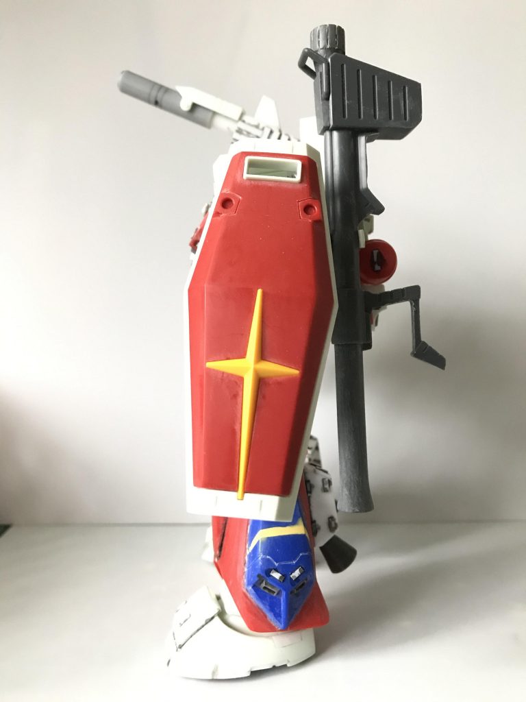 ふくらはぎは旧キットのアレックスを付けてスラスターを大型化しています。