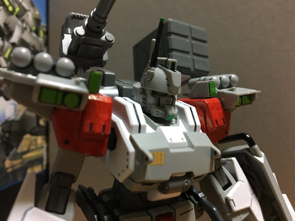 カスマイズの一つ一つを紹介すると、
頭部のほうは元のEZ-8に戻し、塗装についてはEZ-8の参考にしながら、EZ-SRのセンサーの色である緑に合わせて、頭部アンテナのてっぺん、顎、目の部分をガンプラペンのアイグリーンのほうで塗装しました。
ただし、そのままアイグリーンを使うとEZ-SRのグレーの色の影響で、センサーと同じ色が出せませんので、
一旦白で塗り、上からアイグリーンで塗装という形に仕上げました。
また、EZ-8頭部は余剰パーツでありますので、シールがございませんので、アイグリーン目の周りのほうは塗装しやすいように頭部を二つの部品に一旦わけ、上からガンプラペンの黒のスミ入れで、塗りました。
だが、残念ながら上の部分のほうもやりたかったのですが、失敗したので、黒のスミ入れで塗装しました。