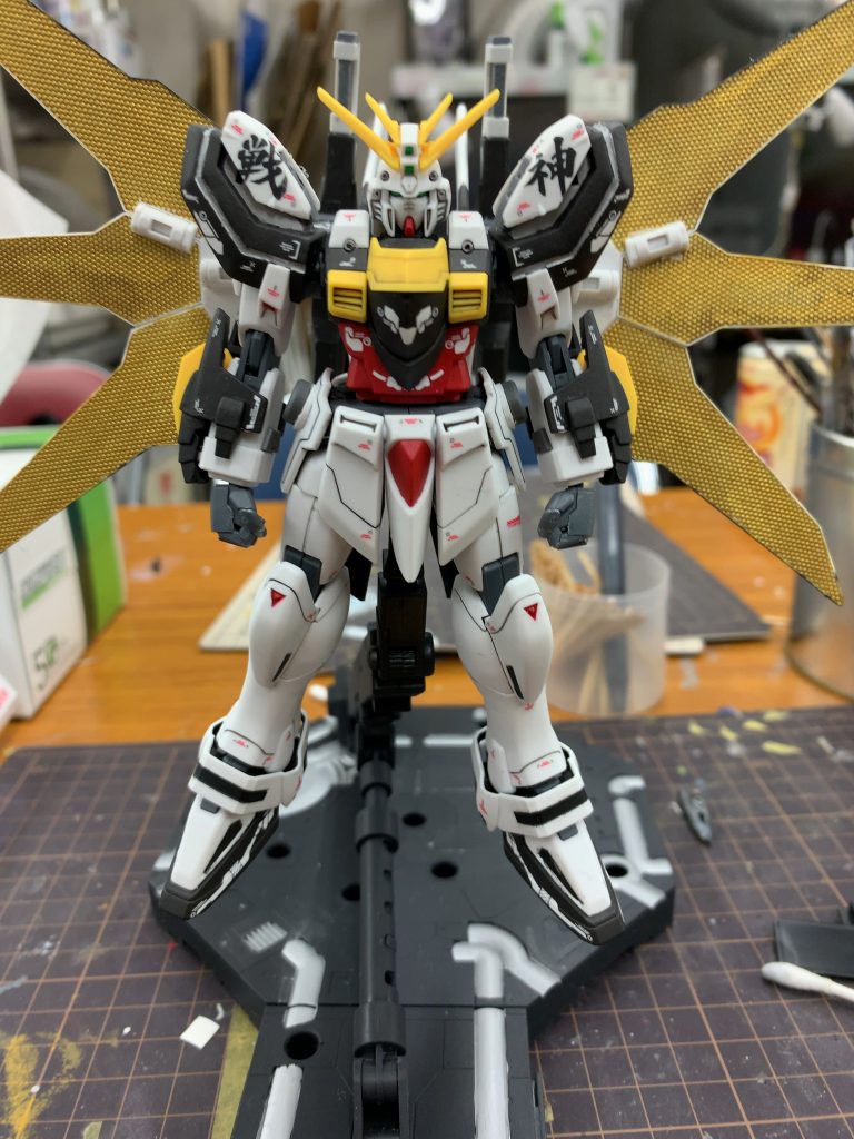 肩アーマーのデカールで「外国人が好むお土産」感に目を引かれがちですが、ハイレゾのゴッドとか、シャイニングスーパーモードをイメージして白いパーツを1弾上に上げて接着してます。