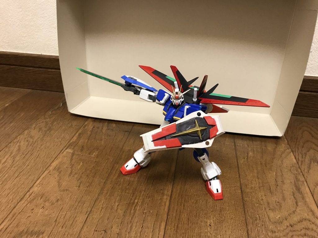 特殊能力以上のような∀ガンダムを含めたあらゆるMSを遥かに凌駕するほどに凄まじい最強クラスの戦闘能力に加えて、以下の強力な特殊能力を持つ。超分析能力この形態でのみ使用できる機能「超高速分析システム」を用いて、あらゆる敵の機体を分析し、様々な情報を引き出せるというもの。これにより、敵の行動を先読みしたり、構造・弱点・特殊能力などを的確に攻撃できるようになり、戦闘を有利に進めることができる。その精度は、地球上のみならず、惑星、宇宙、銀河、果ては異世界など、解明さえされていないような謎に関わる情報やデータさえも引き出せるほど。また、データベースなどを用いる必要が無く、単純に調べたいものや対象が存在するだけで分析ができる。上記のように「分析」と書かれているが、引き出した情報から、自分やその周囲の置かれた状況、それらの情報の関連性や応用性、それに対する最も有効な戦術や戦略も導き出せる為、もはや「解析力」と言っても差し支えない。ただ、パイロットのコンディションが悪かったりすると、引き出せる情報量や分析精度が下がってしまう事もある。敵の機能と能力の無効化本機の攻撃と同時に、アルティメット細胞による特殊粒子を流し込む事で、敵MSの機能や特殊能力を無効化できる。DG細胞やGN粒子などを用いるMSや未知の敵に対しても、例外なく無効化できる。さらに、超分析能力で得た情報を特殊粒子に反映させる事で、無効化範囲と精度を調整する事ができ、敵MSのエンジンに致命的ダメージを与えて機能停止にしつつ、爆破させずに無力化するといった芸当をも可能とする。ハイパーレーダーステルス能力を搭載した機体や生命体すらも瞬時に特定する事が可能で、ミラージュコロイド・ステルスやハイパージャマーすら物ともせずに敵を特定できる。ホープシステムパイロットの意志の強さに比例して、機動力・パワー・反応速度・防御力などの機体性能とパイロットの戦闘能力を強化するシステムであり、理論上戦闘能力の上限が無くなる。これにより、本機よりも強い敵が現れても、パイロットの意志が強ければ強いほど、本機のスペックと戦闘能力が強化され、その敵に対抗或いは凌駕できるようになる。このシステムの本質は、想いを力へと代える現象そのものである為、パイロットの感情が昂ぶる事で、バリア非搭載機のバリア展開、死者との交信、果ては想定外の超常現象を発生させるなど、新しい特殊能力を発現・獲得させる事が可能。ホープシステム自体は、インパルスガンダム本体が獲得した能力なので、この形態に一度でも進化できれば、強化の度合いと振り幅は落ちるが、わざわざこの形態にならなくても、素体形態や他の形態でも使用可能になる。※このシステムのモチーフは、仮面ライダー剣のライダーシステムです。正に主人公特権に相応しい能力とも言えるでしょう…。