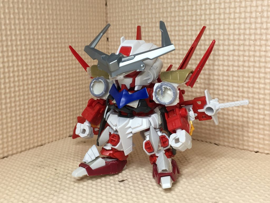 とりあえずパーツを配置してみた段階
頭と腕はSDEXのアストレイ
胴体と脚は戦国アストレイ
刀と鞘は烈丸から
他はジャンクパーツを色々と