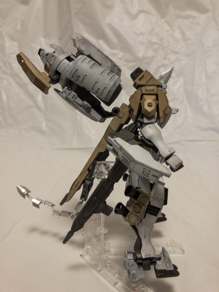 ## 偽装シュツルム・ブースター

フラウロスから大きく変更が加えられたバックパック。
ガーベラ・テトラのシュツルム・ブースターのように背中から長く伸びている。
偽装とあるようにこれ自体に*推力はない*。本来の使用法は後述の通りである。