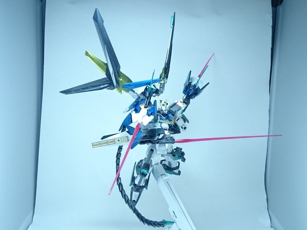 また暴走の危険性が減ったことに伴い、足首には追加サイコフレーム兼加速形態補助翼である「アクセル・フィン」、バインダーには近接戦闘力・防御力向上のためのシールドが増設されている。