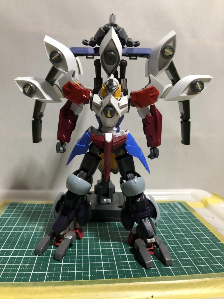 アイズガンダムをベースに、スローネの腕、Rギャギャの腿、オーガ刃の足、オルフェンズで出てきた小さい乗り物？の足をツマ先、背面のユニットは納得いくものが無かったので自作しました。