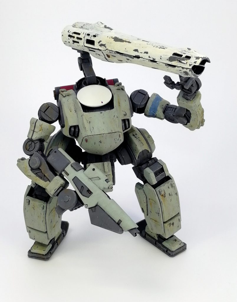 首後ろから背面に懸架しているのは切り札的なエネルギー砲をイメージ。
星間移民船に搭載されていた隕石除去用の骨董品。
あと何回使えるかも怪しい上、一発あたりのコストも馬鹿にならないあくまでいざという時のための切り札。
使うべき時に使えなければ死ぬが迂闊に使えば経済的に死ぬ。