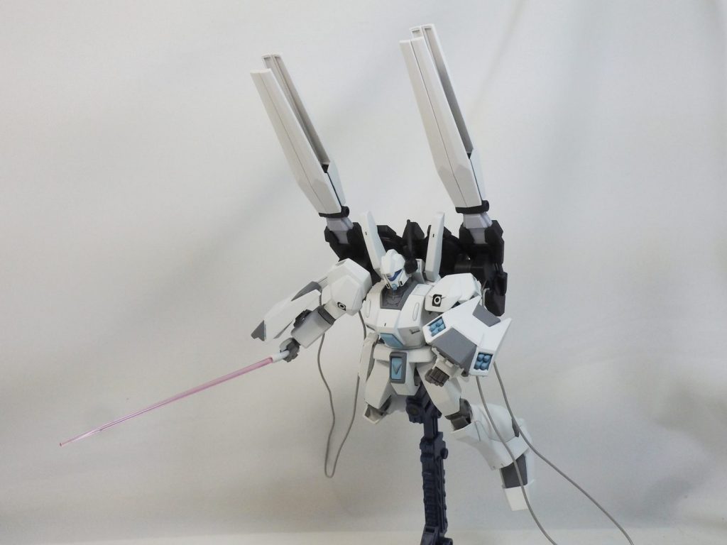 ビームサーベルを構えて