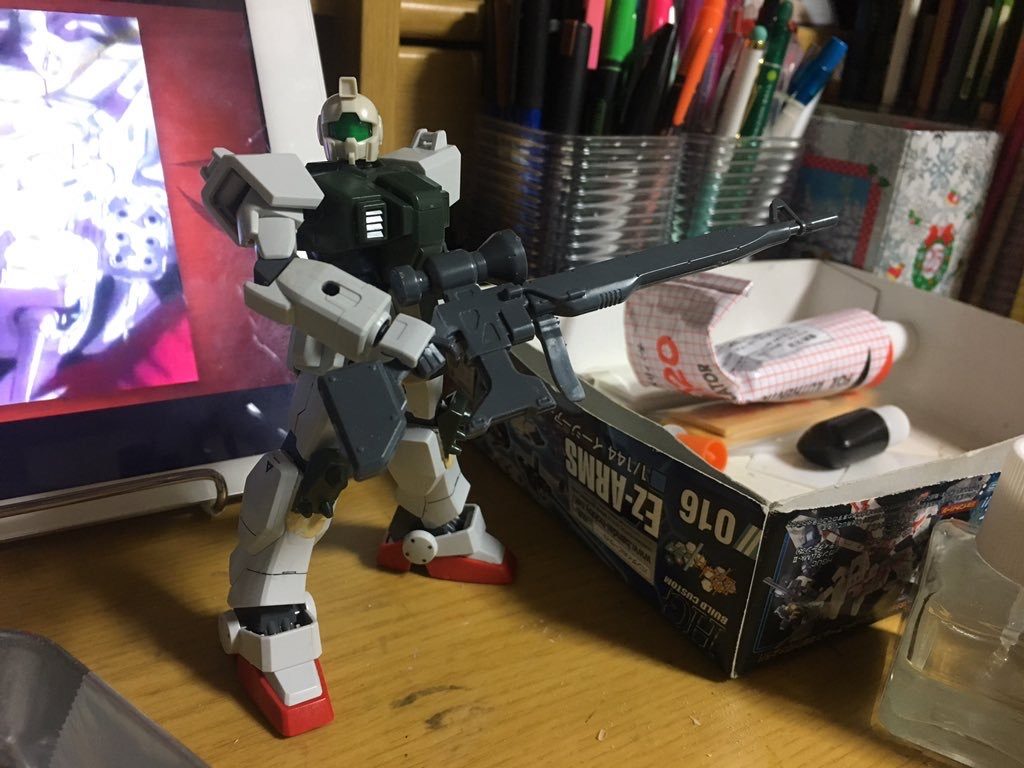 作成当時、陸戦風ジムVer.NAOKIが出ていたが死ぬほど気に食わなかったので使用せず。
旧キットの陸戦型ジムと、HGUC陸戦型ガンダム、陸戦型ガンダムReviveパラシュートパック仕様に付属していたジム頭を使用。
頭部は地上戦セットの物と迷ったけれども、失敗が怖くない等の理由で前者に。