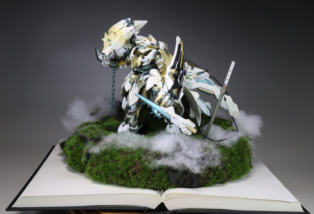 物語の差し絵のようなイメージだったので、本をそのまま台座にして
本から飛び出たようにしています。
狼のユニット自立稼働するAIという設定で、寄り添ってくるのを撫でているような優しい雰囲気にしています。
過去作品のレッドフレームとブルーフレームの姉と言う設定なので
共通するような形状のパーツや、武器を持たせて姉妹機イメージしてミキシングしました。
全体的にアストレイのパーツとバルバトスルプスレクスのパーツで構成して、スカートはモビルドールサラから。