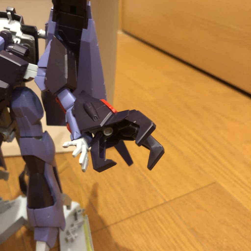 差し替えで腕部クロー展開。
ボールジョイントで上二本と下一本で分かれて動かせます。