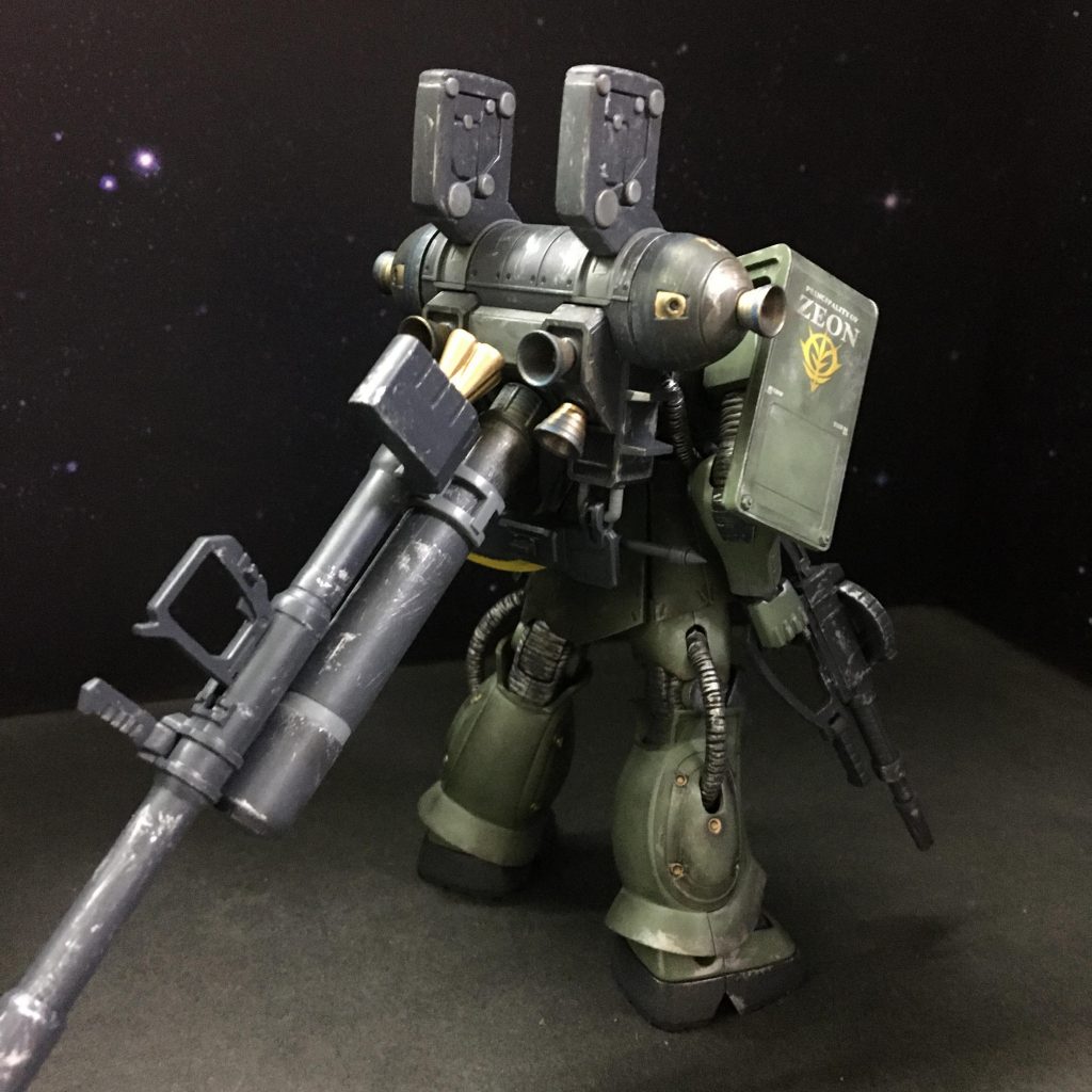 背部
シールド部分にもナットパーツを追加
バズーカは以前制作したサイコザクと同じ配色にしました。
バックパックや脚部などの細部の塗り分けはほぼ筆塗りで行ってます!
バーニアはウェザリングマスターDで汚してます。