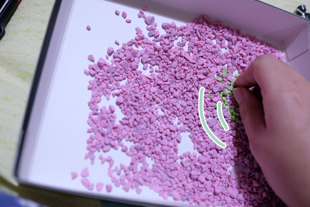 先程ペレットの色にも意味があると言ってたのですが、これはパーツのレア度によって色が変わります。
なので、この緑色のペレットをゴソゴソすると……