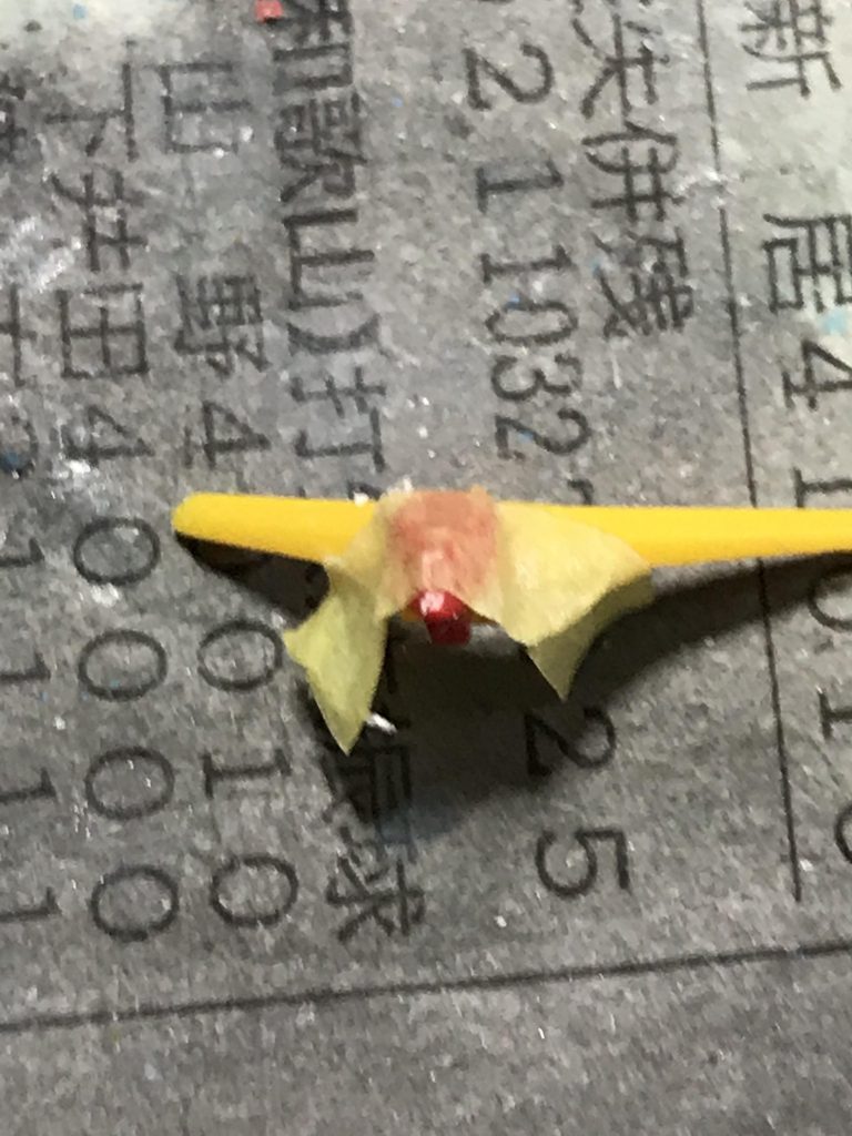 頭部アンテナも 右側を ニッパーで
へし折りました。