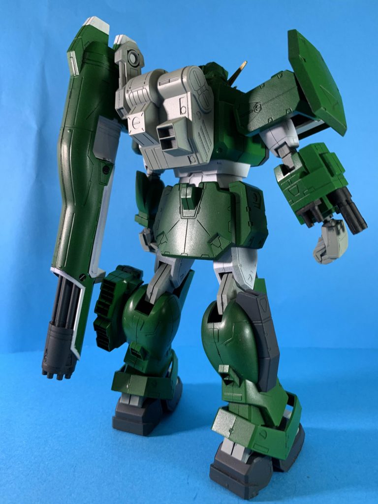 バック。ビームナイフつけ忘れてますね…。黒→グレーで塗った時のバックパックに思わず興奮しましたね。合わせ目はなんとなくでしか消してないのでバリバリ見えてます。元々モールド多目なシリーズですので自分は気になりません笑