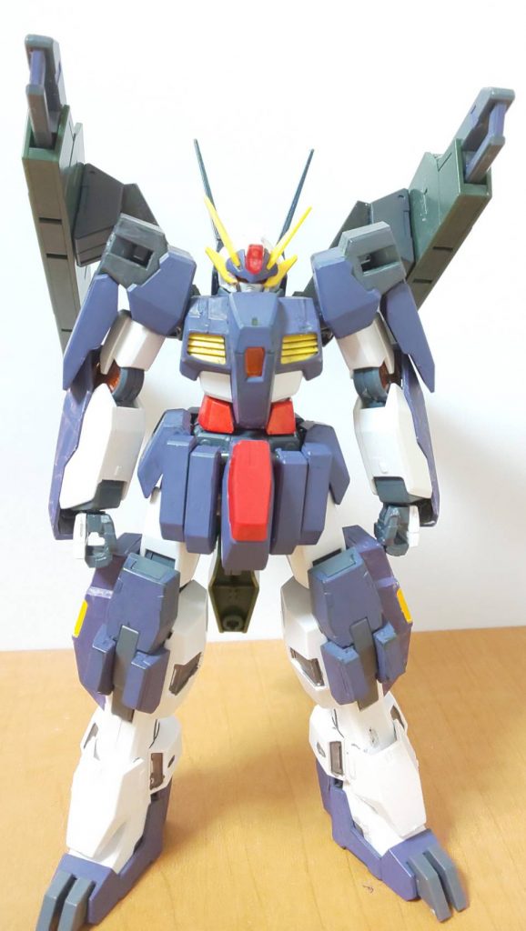 ケルディムをベースにサバーニャ、ハルート、アリオスのパーツをくっつけました。デザインモチーフは対爆スーツ。ゴツゴツした装甲と胴体に埋まり気味の頭部がそうです。